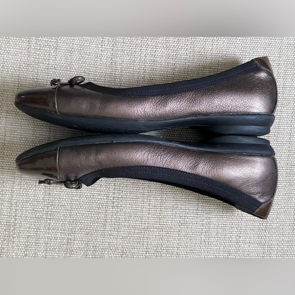 Clarks Artisan Bronze Leather Bow Ballet Flat Cap Toe Comfort Women's 7 Flaw - Picture 6 of 17